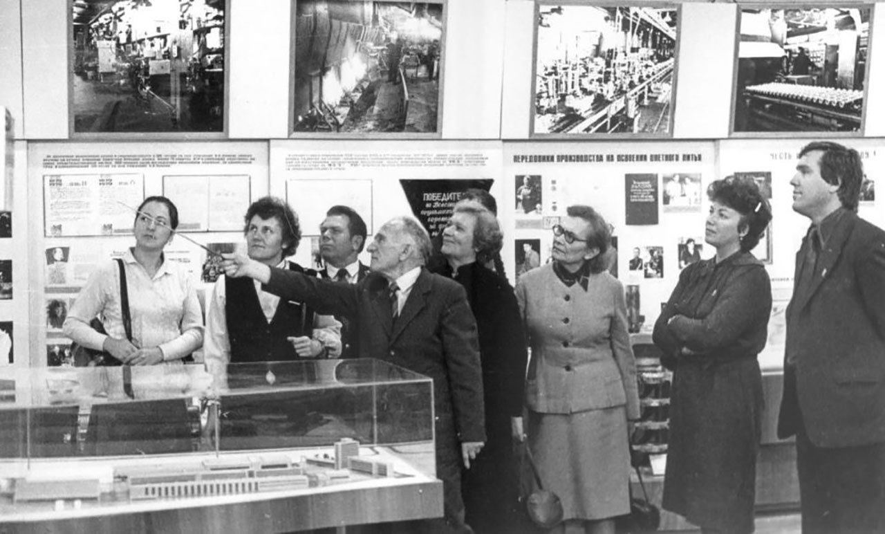 Около экспозиции «Освоение производства автомобильных двигателей». 1985 г.