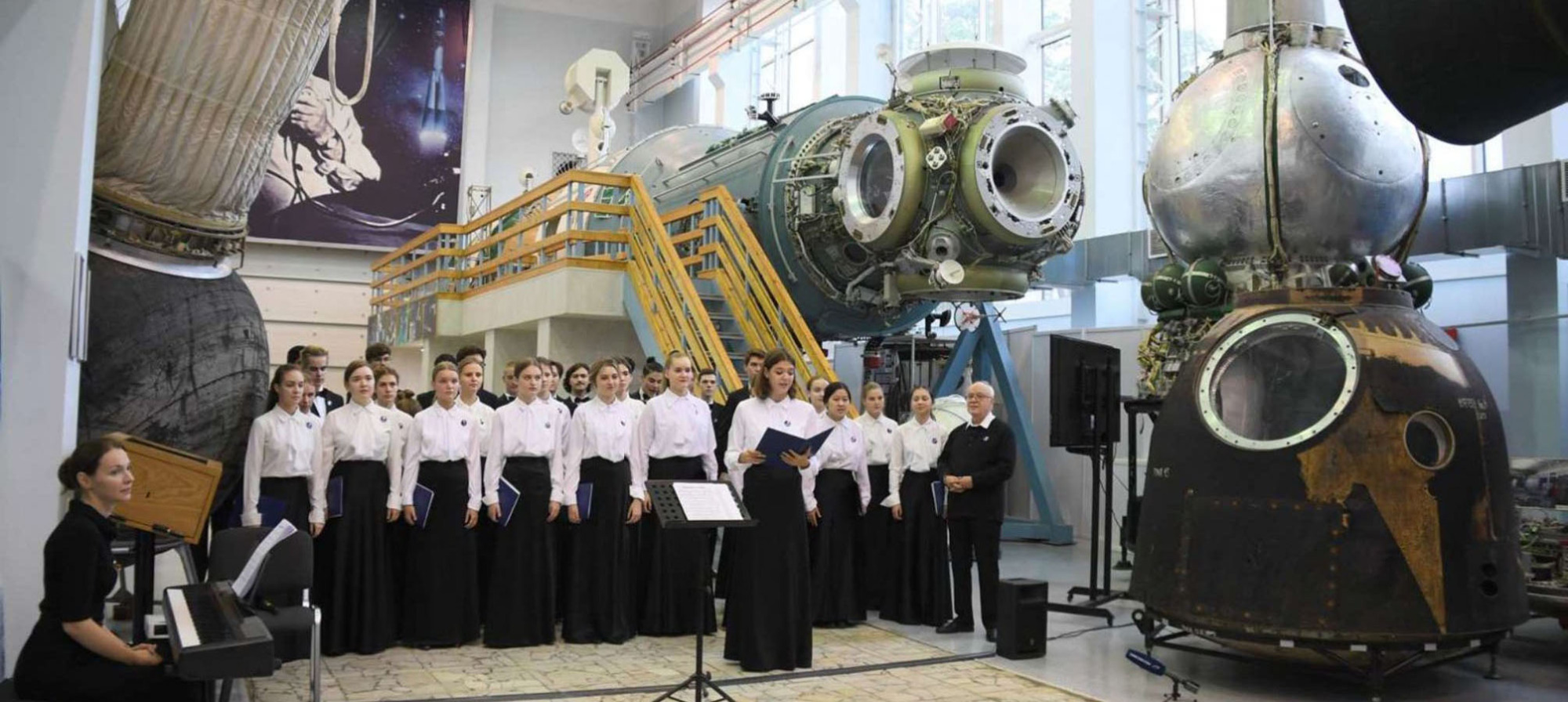 Хор Академического музыкального училища при МГК имени П.И. Чайковского. Во главе – дирижер, заслуженный артист Российской федерации Л.Павлов