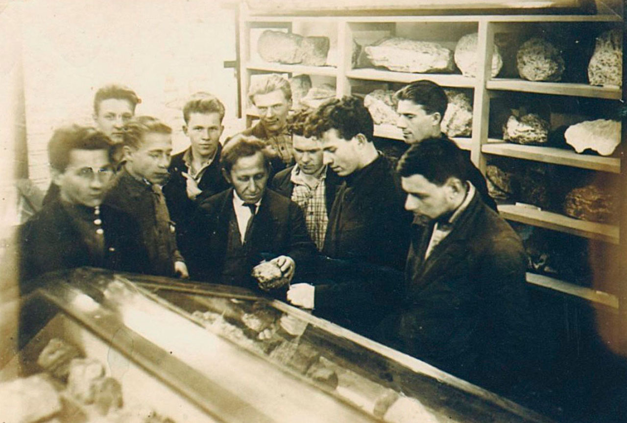 С.В. Константов ведёт занятие в музее. 1933 – 1935 гг.