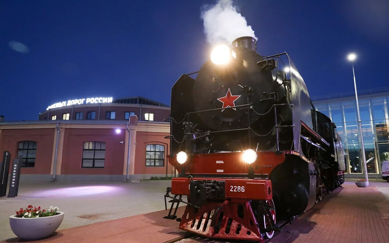 Паровоз-памятник СО17-2286 у здания Музея железных дорог России